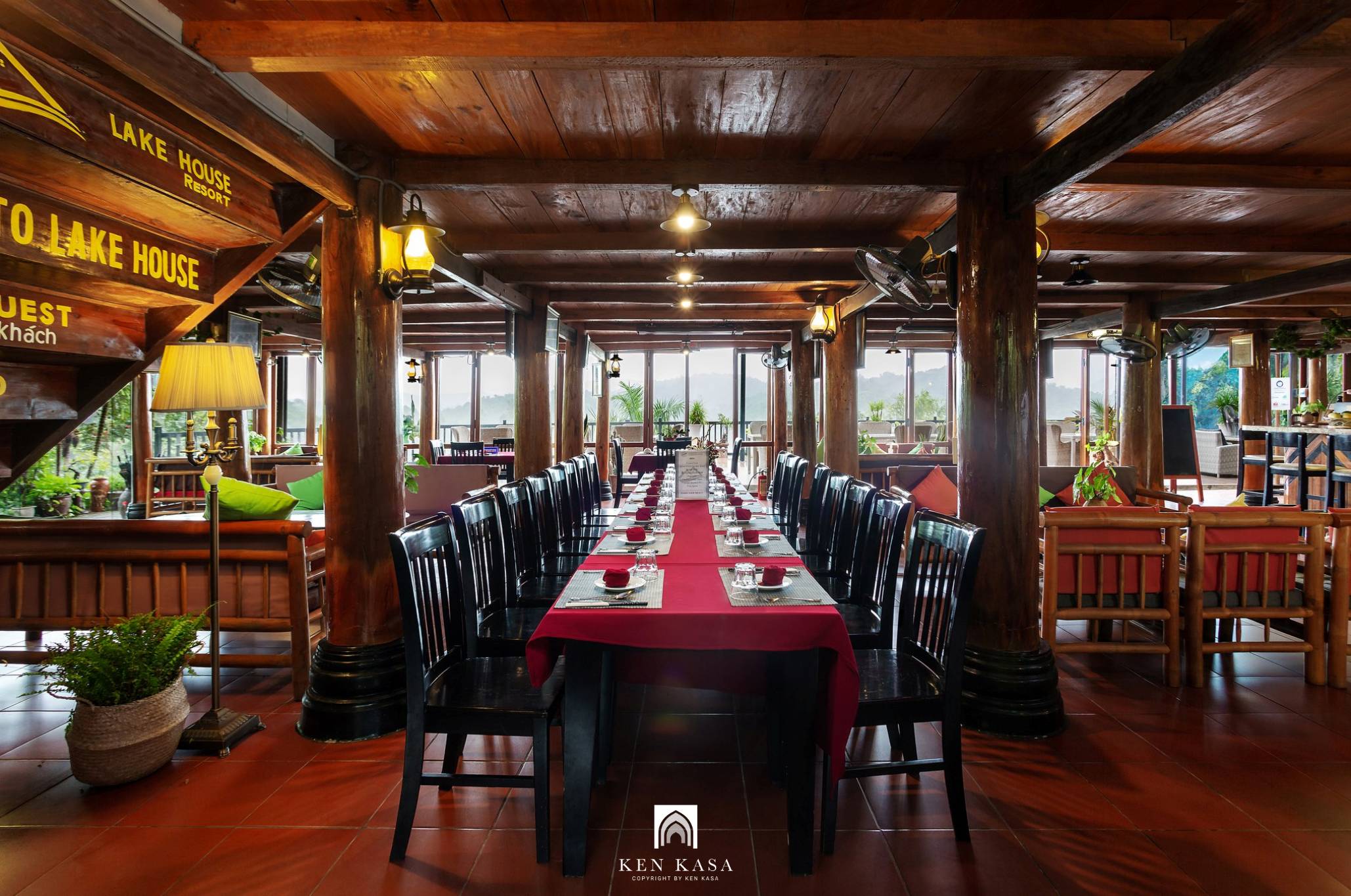 Không gian nhà hàng tại Phong Nha Lake House Resort